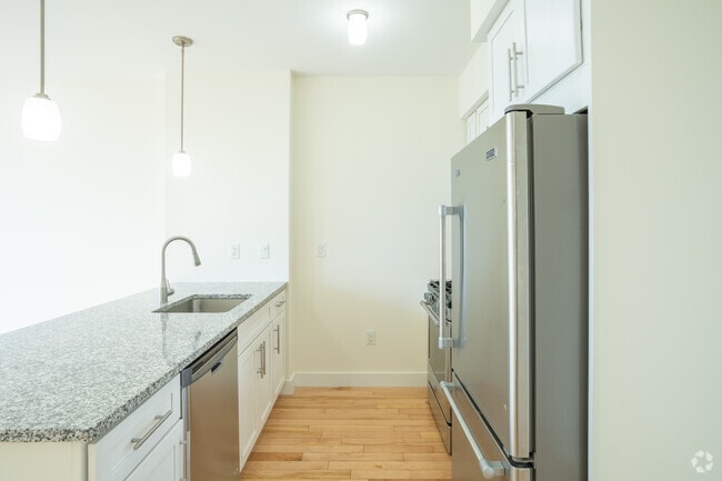 1 BR, 1 BA - Kitchen - 560SF