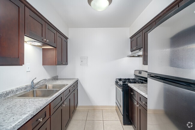 The Deluxe - 2BR, 1.5BA - 887SF - Kitchen