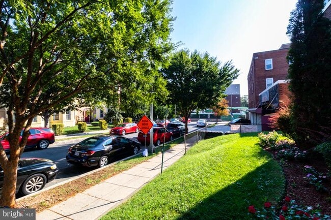 Photo - 321 Adams St NE