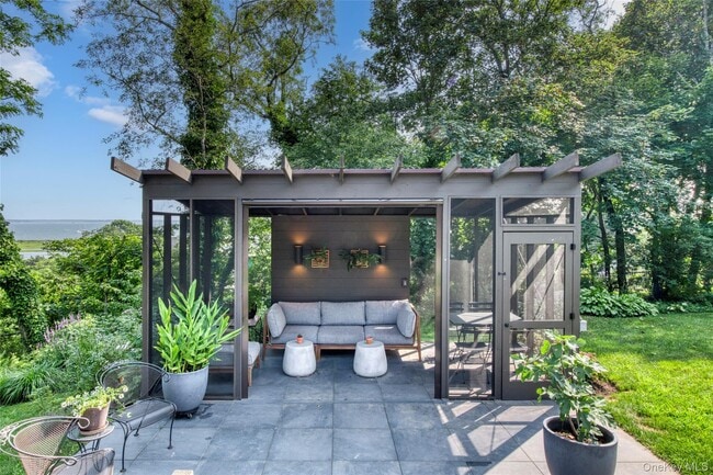 Photo - 495 Maple Ln