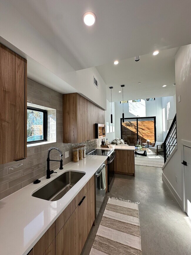 Building Photo - 2702 N Carroll Ave Unit SLP 103