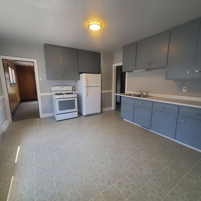 Building Photo - 1019 N 16th St Unit 1019A- Upper