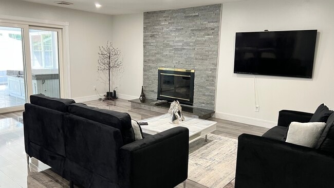 Photo - 11405 Central Dr W