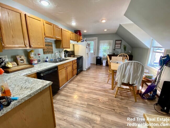 Building Photo - 335 Baker St Unit 2 Rental