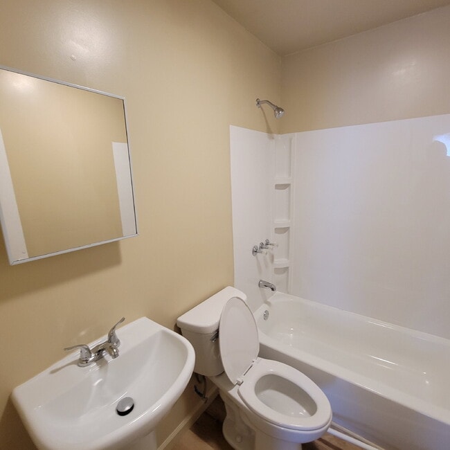 Photo - 3 Bedroom spacious, corner lot on quiet cul-de-sac