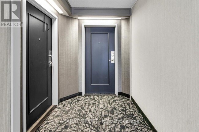 Photo - 5280 Lakeshore Rd. Unité 911