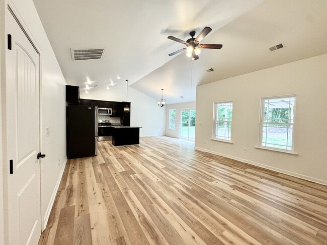 Photo - 3 Bedroom, 2 Bath w/ Immediate Availability in Walhalla