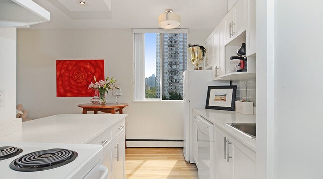 Building Photo - Breakers Unit 00204