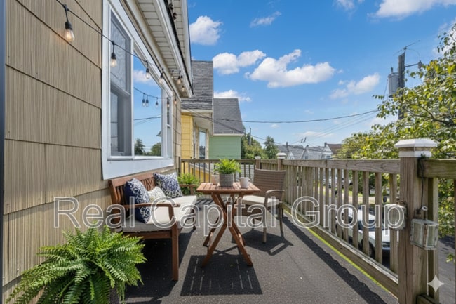 Photo - 305 Cable St Unit Apt 2 (Upper)