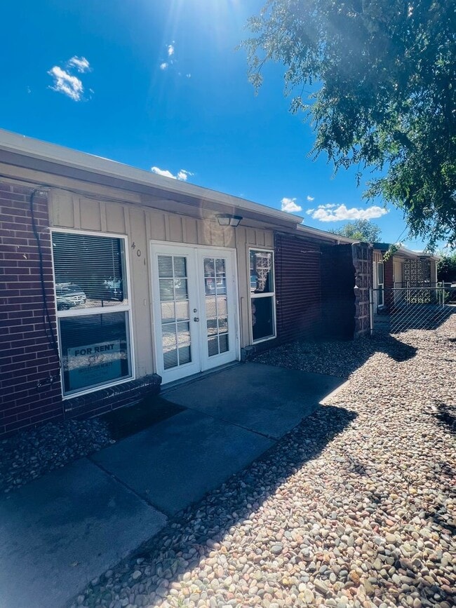 Building Photo - Freshly Painted 3 bed 1 bath with fenced f... Unit Windsor 403 Rental