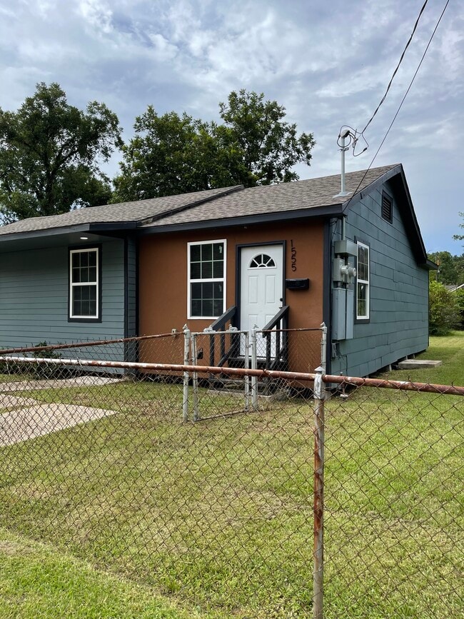 Photo - 1555 Swan Ave Unidad Swan