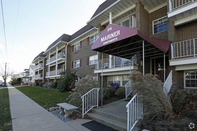 Entrada del edificio - Mariner Apartments