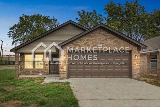 Building Photo - 823 W 20th St