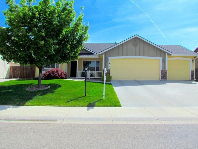 4 bedroom 2 bath + Bonus Room home and nei... - 4 bedroom 2 bath + Bonus Room home and nei...