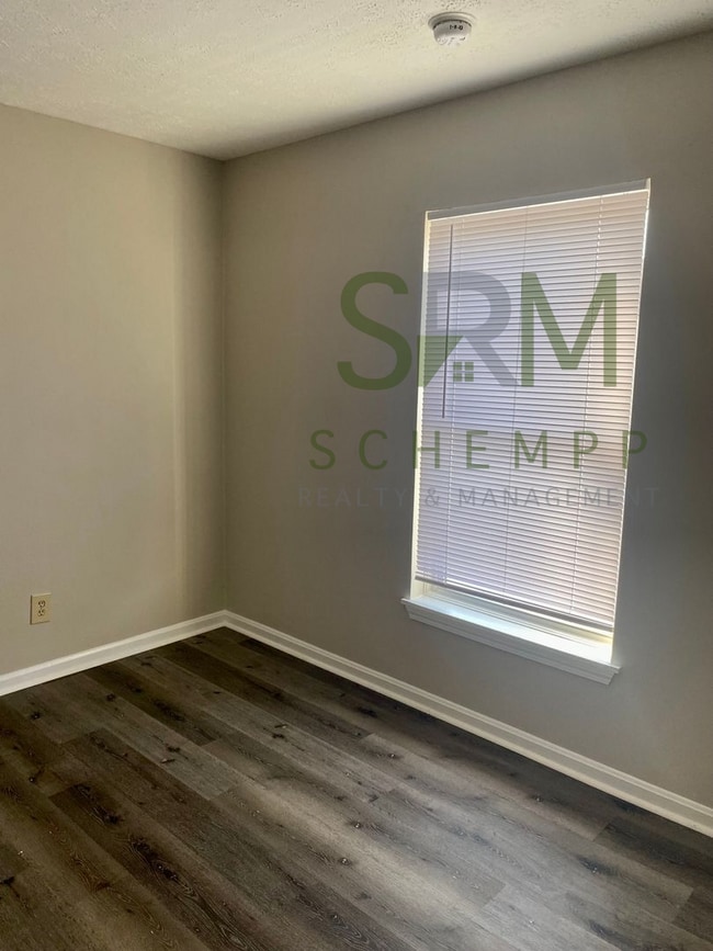 Building Photo - Second floor two bedroom apartment in Portland- Section 8 accepted **1/2 off first months rent**