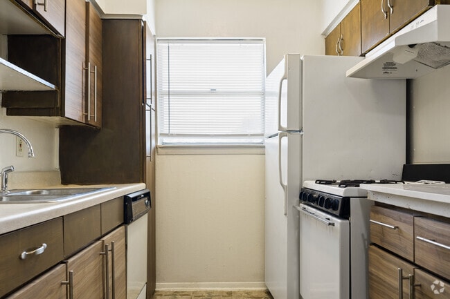2BR, 2BA - 870SF - Kitchen