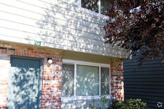 Building Photo - Two Bedroom End Unit Townhome Available!