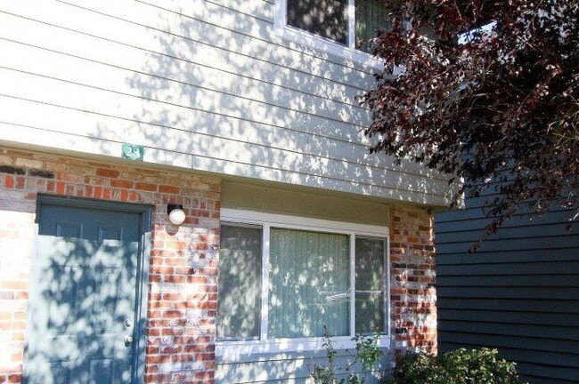 Building Photo - Two Bedroom End Unit Townhome Available!