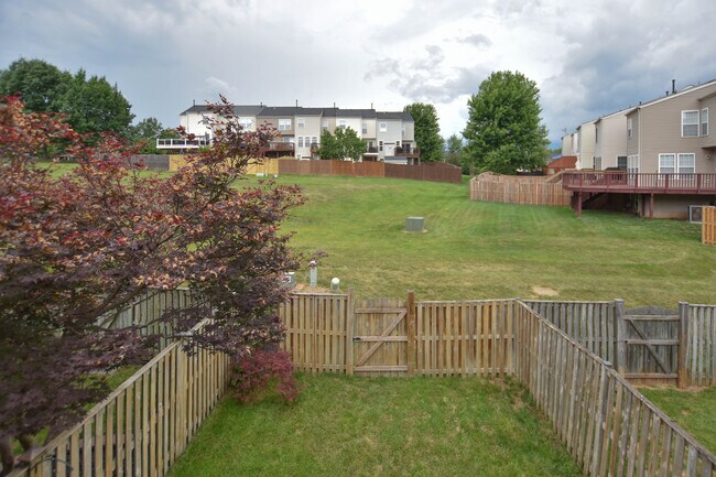 Photo - 109 Shirley Sq SE