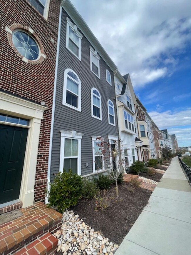 GORGEOUS TH IN CLARKSBURG TOWN CENTER - GORGEOUS TH IN CLARKSBURG TOWN CENTER House