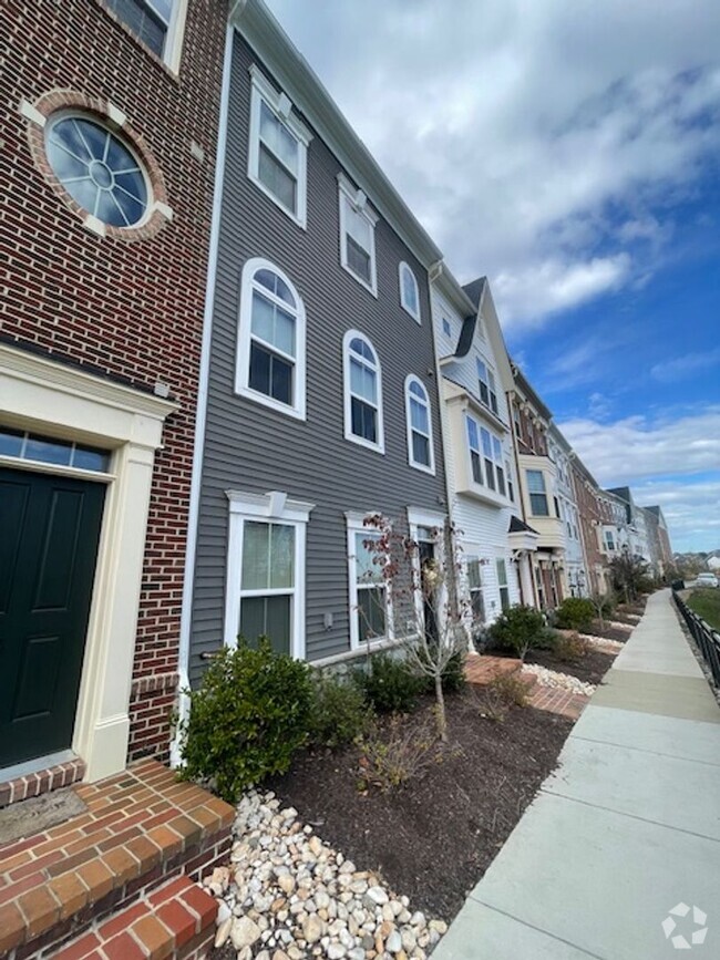 Building Photo - GORGEOUS TH IN CLARKSBURG TOWN CENTER Rental