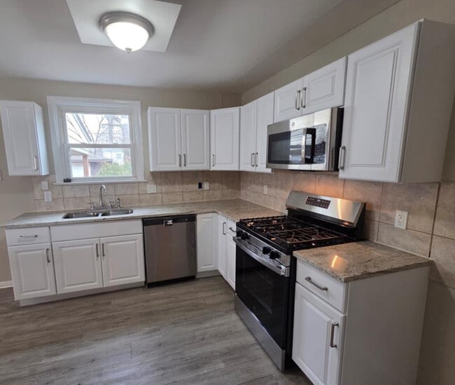 Photo - 945 Edgehill Dr