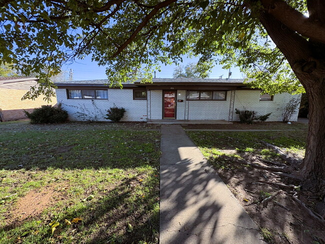 Building Photo - Modern Flair Living In Bayless Atkins Neig... Rental