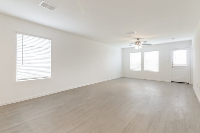 Photo - 1717 Crossbill St