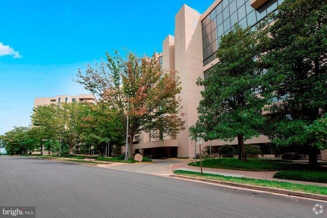 Building Photo - 1101 S Arlington Ridge Rd Unit 704 Rental