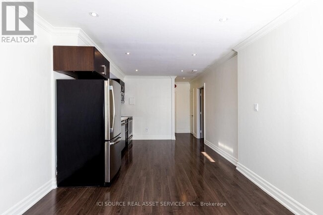 Photo - 253 Lakeshore Rd E