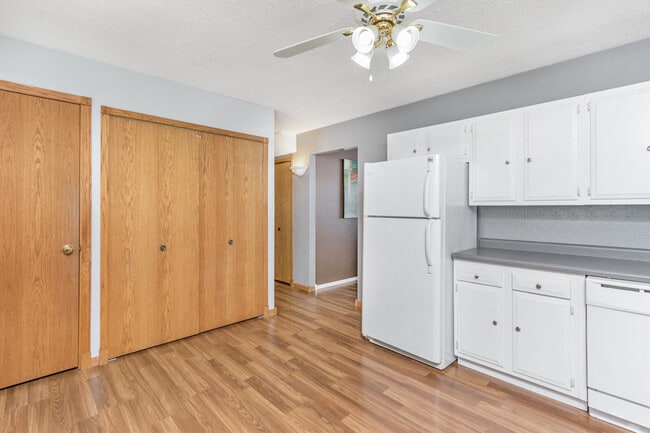 Photo - 1930 Center St W