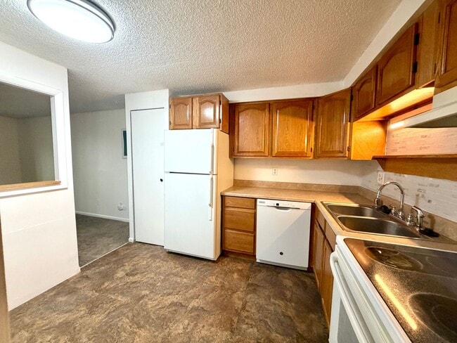 Photo - Quiet and private 1 bedroom on the 1st floor - in Glendale Unit G10