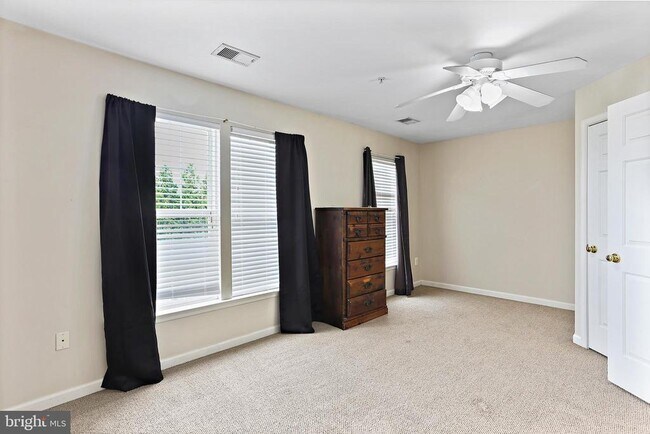 Photo - 570 Eisenhower Dr