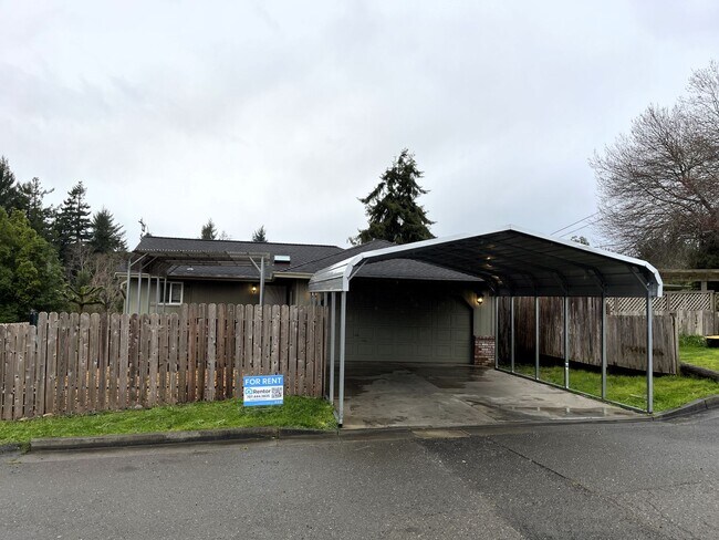Newley updated 3-bedroom home features fen... - Newley updated 3-bedroom home features fen...