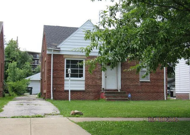 Front View - 1464 E 195th St House