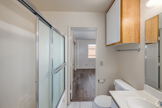 2BR, 1.5BA - 868SF - Primary Bathroom