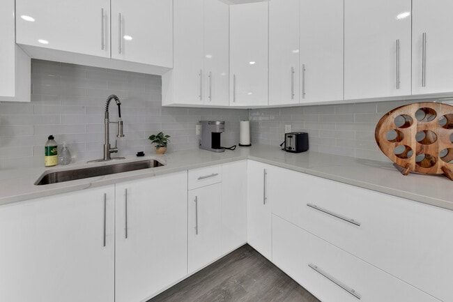 Photo - 202 Oak St SE