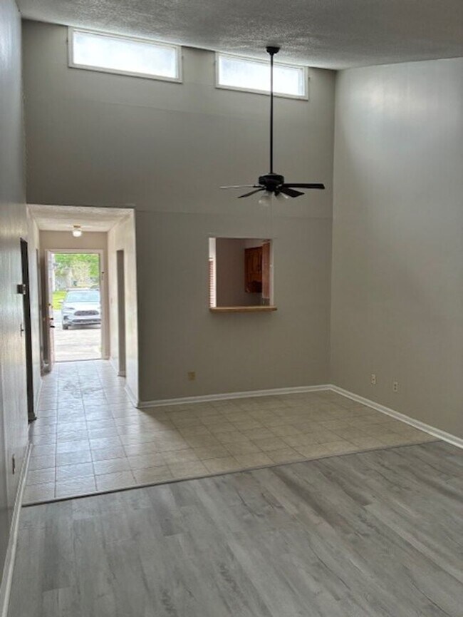 Photo - 112 Admiral's Walk Dr