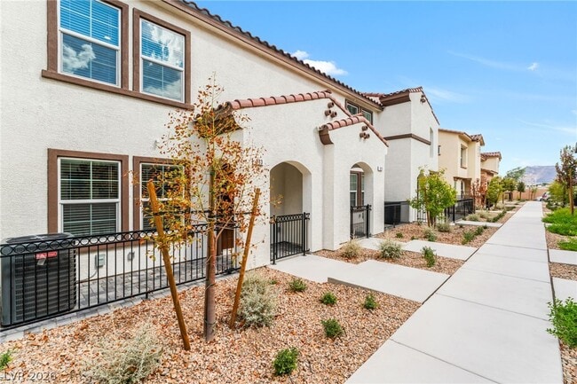 Photo - 913 Rosy Starling St