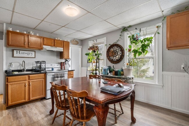 34 Esther St Unit 2
