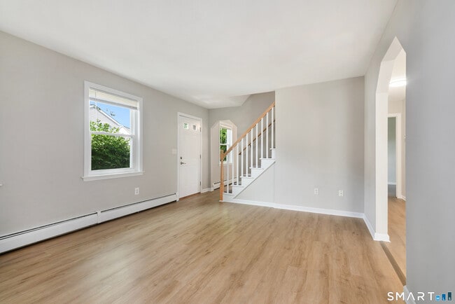 Photo - 40 Kingsbury Ln