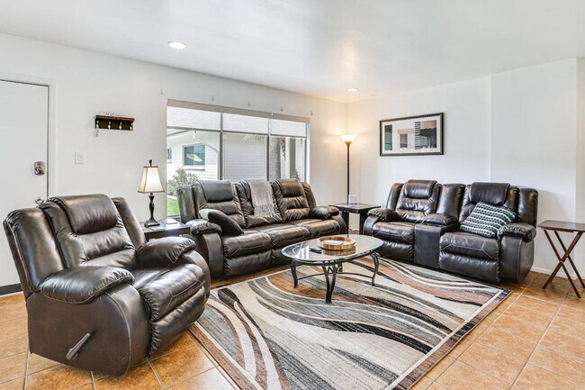 Photo - 6805 E 2nd St Unidad ID1385687P