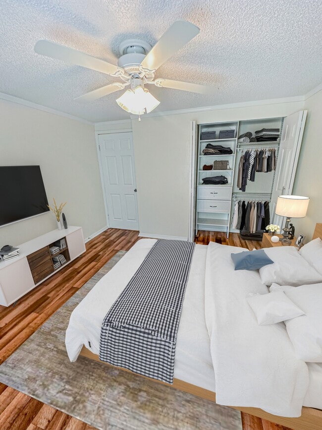 Relájese en acogedoras habitaciones que ofrecen amplios espacios de guardarropas para mantener sus pertenencias organizadas. - Summer Glen Apartments