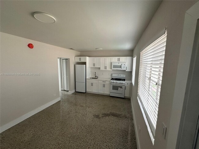 Building Photo - 211 SW 18th Ave Unit 2