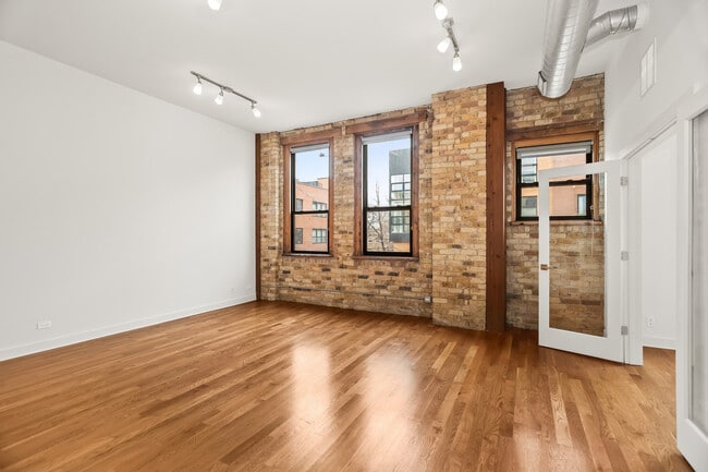 Photo - 1755 N Damen Ave