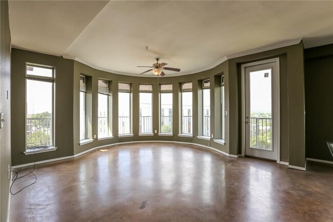 Building Photo - 910 W 25th St Unit 606
