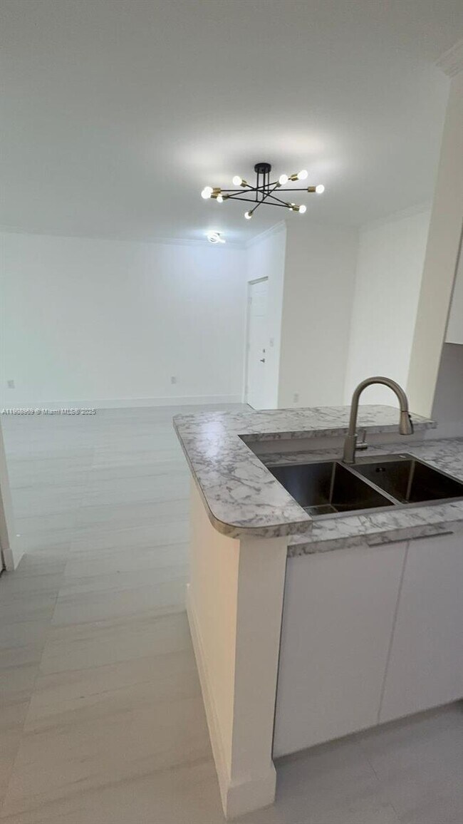 Photo - 17100 N Bay Rd Unidad 1617