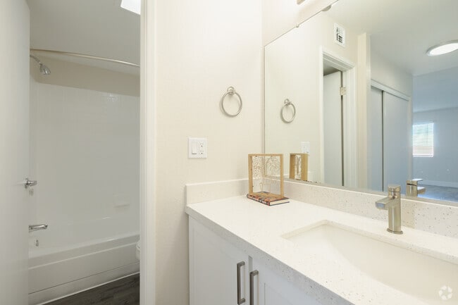 2BR, 2BA - 1,080SF - Bathroom