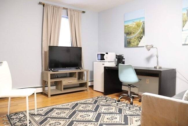 Building Photo - 12 Regent St Unit 2