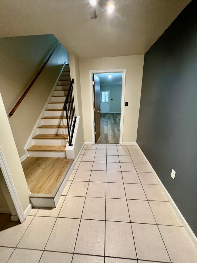 Foyer - 2627 Chestnut Ln